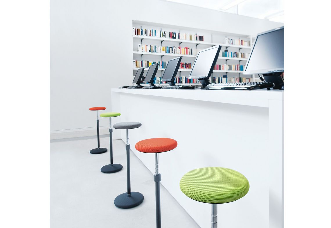 Stehsitz an einem langen Konferenztisch als Steharbeitsplatz 