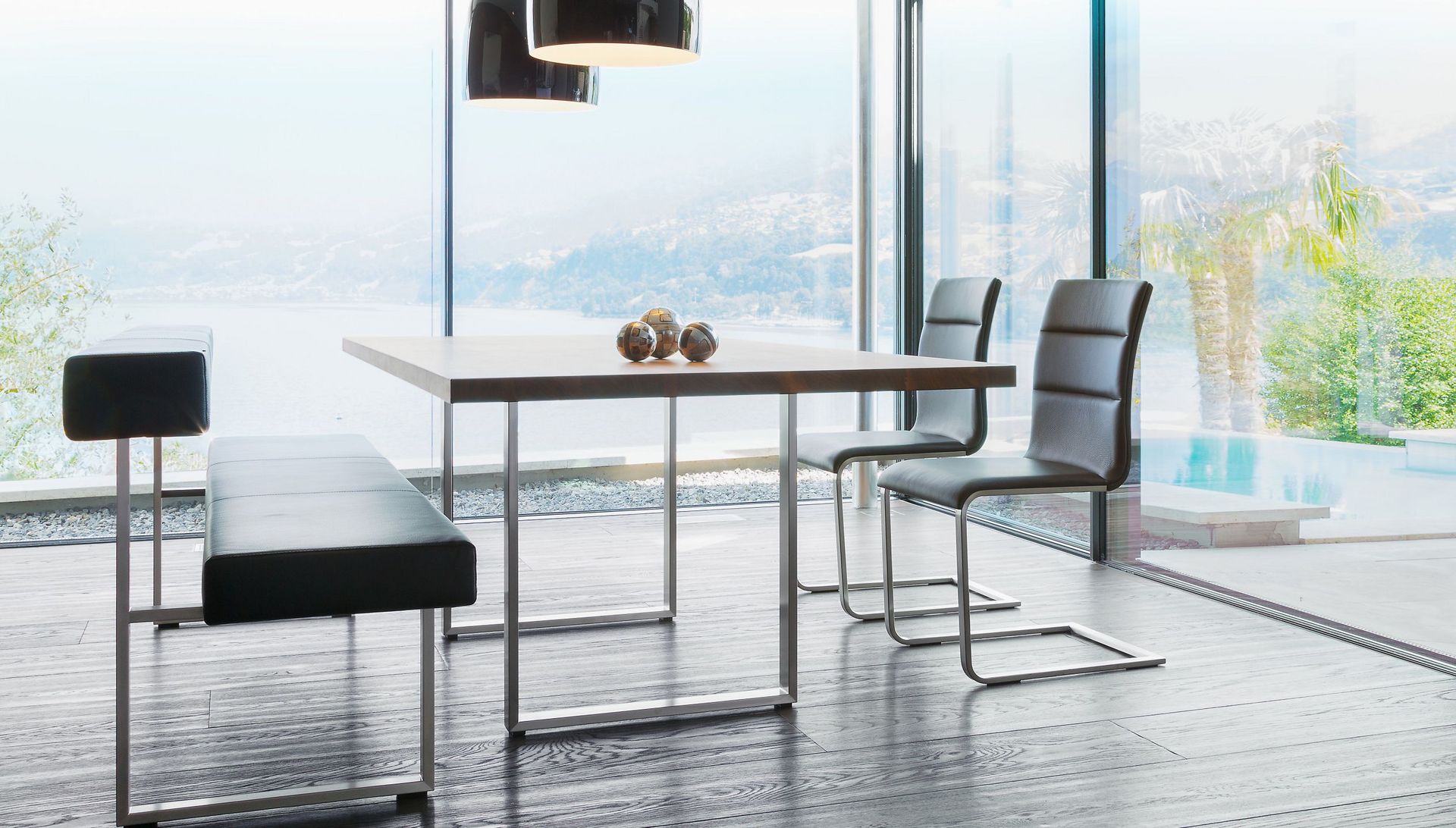 Permesso Sitzbank gepolstert und Lynn Stühle in schwarzem Leder gepolstert mit Esstisch Massivholz im Wohnzimmer 