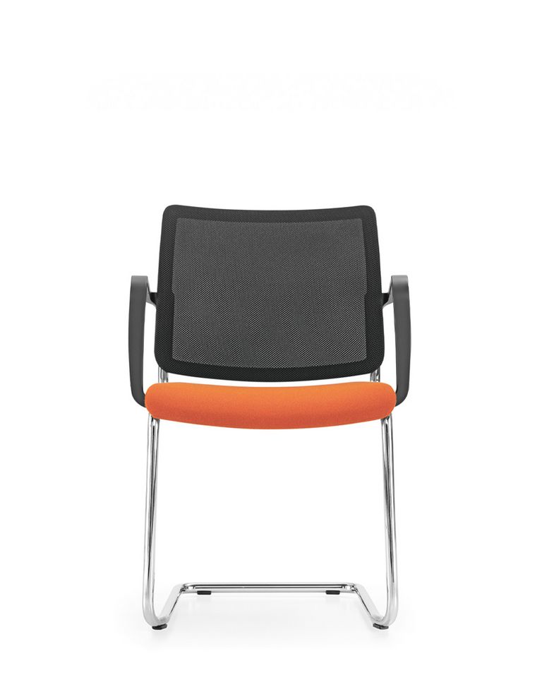 Freischwinger mit Armlehnen, Polster Sitz und Netz Rücken, Frontansicht