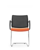 Freischwinger mit Armlehnen, Polster Sitz und Netz Rücken, Frontansicht