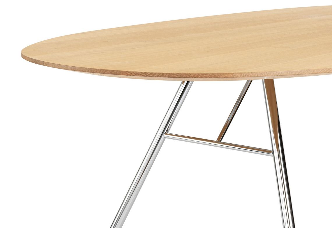 Nahaufnahme ovaler Massivholztisch 