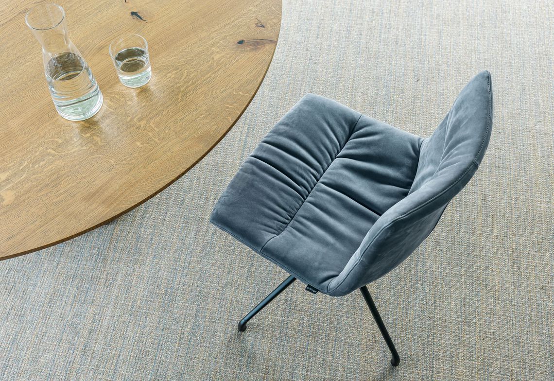 Obenaufsicht auf Konferenzstuhl mit blauem Stoff gepolstert und schwarzem Viersternfuss