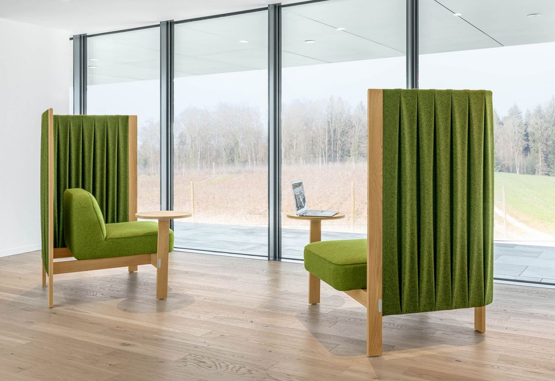 Loungesessel mit Sichtschutz Paneelen in grün gepolstert mit Anbautischen und Gestell in Eiche