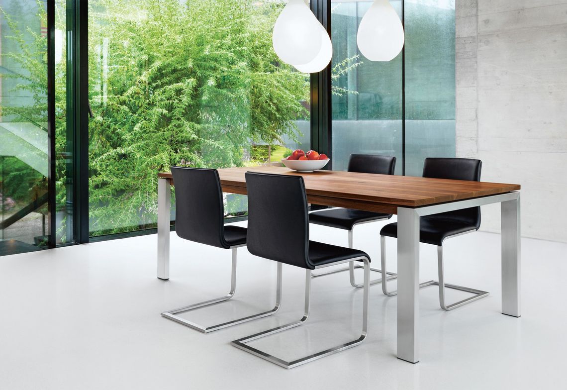 Esstisch Massivholz mit Füssen aus Chromnickelstahl