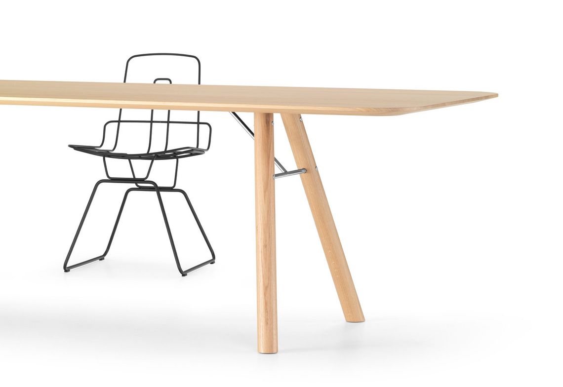 Nahaufnahme Esstisch Massivholz Eiche und Drahtstuhl