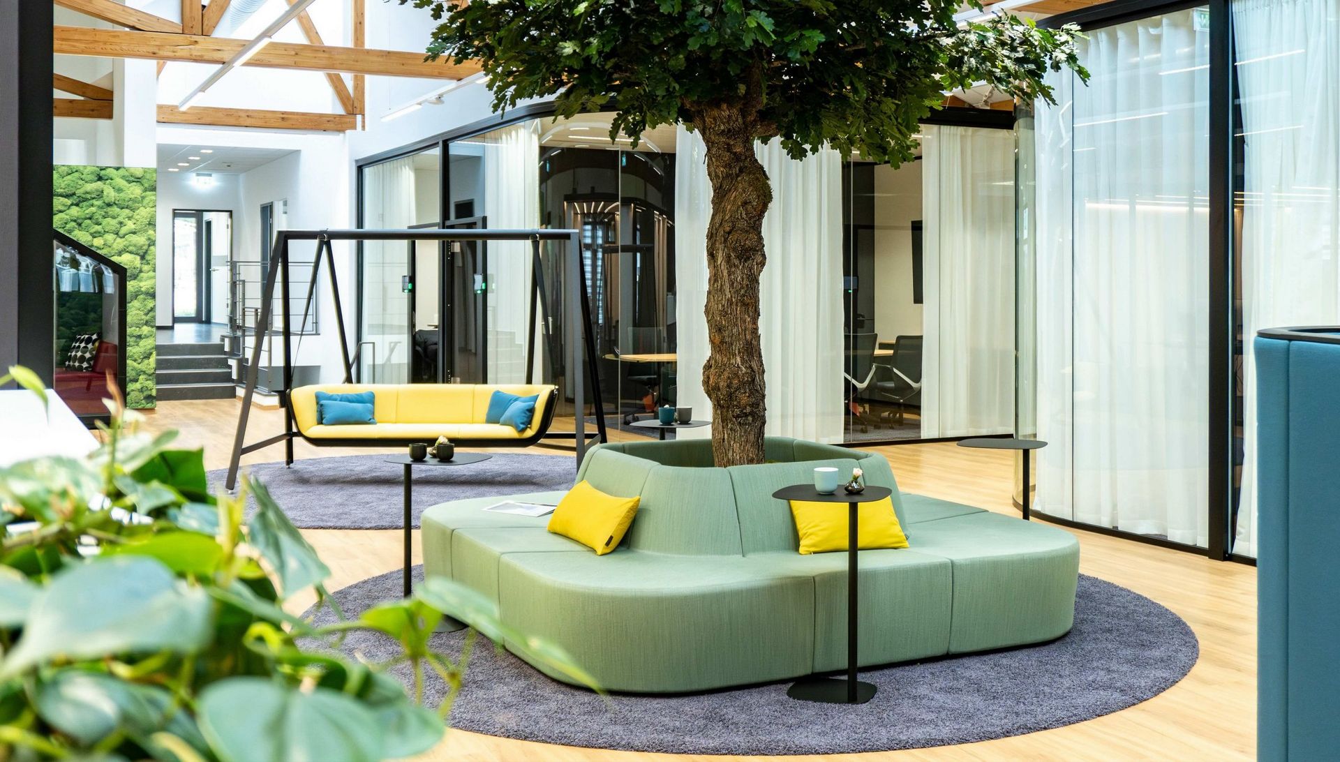 Hauptstandort Brückner Maschinenbau: Sitzinsel um einen Baum, umgesetzt mit dem Loungemöbel Pablo Modular