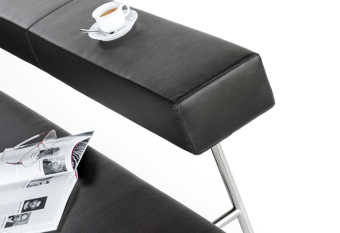 Nahaufnahme von der Rückenlehne der gepolsterten Sitzbank