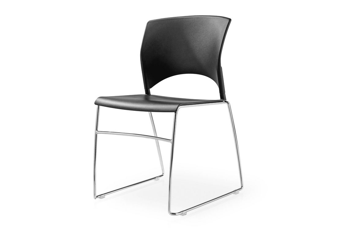 Kufenstuhl stapelbar mit schwarzer Kunststoffschale und verchromtem Gestell 