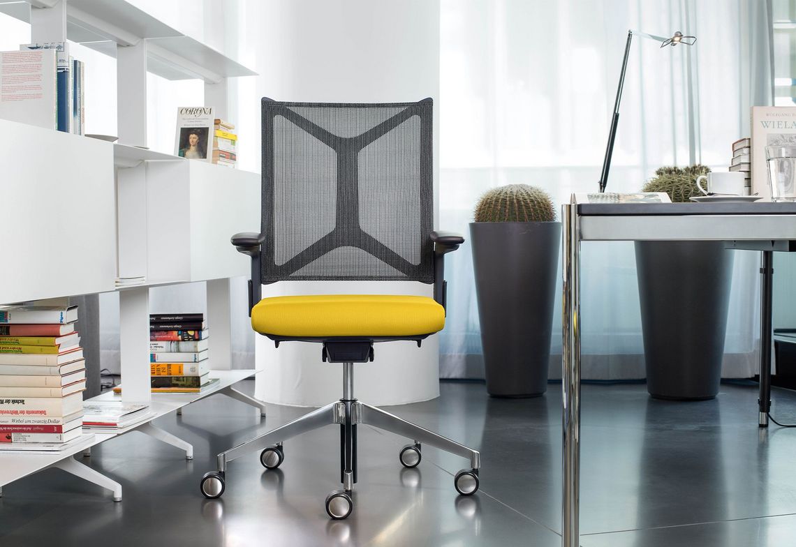 Camiro Bürostuhl mit Alufuss poliert und Netzrücken am Arbeitsplatz
