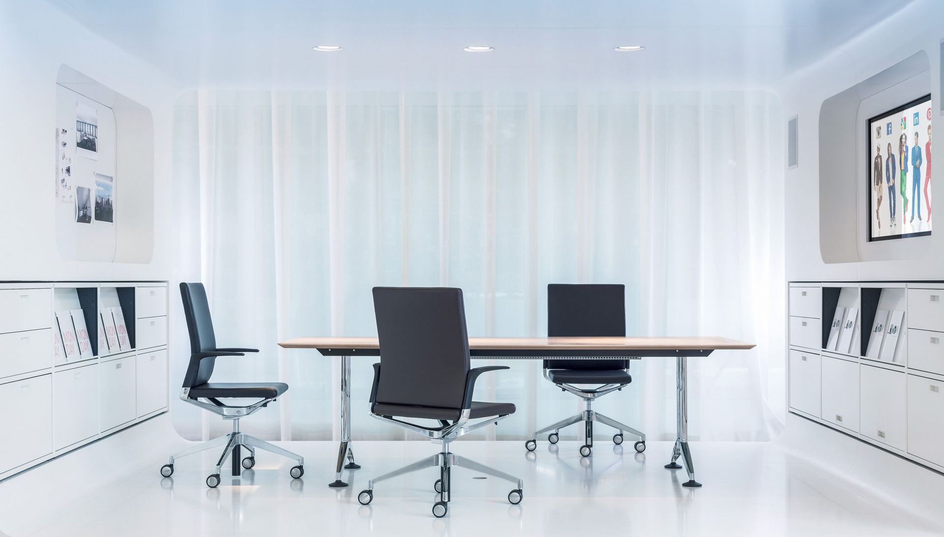 Besprechungssituation mit Konferenzdrehstuhl Camiro work&meet 