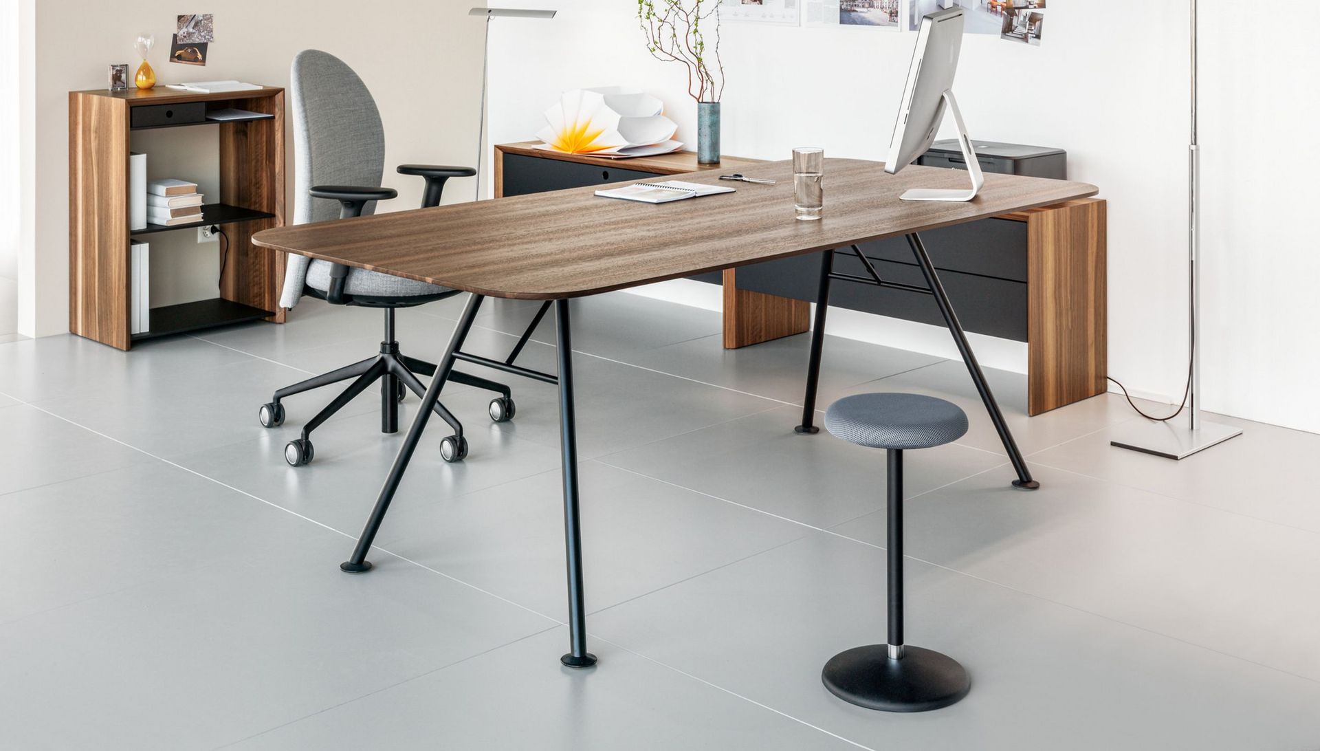 Schreibtischstuhl Marva, Tisch Akio und Hocker Sway im Homeoffice