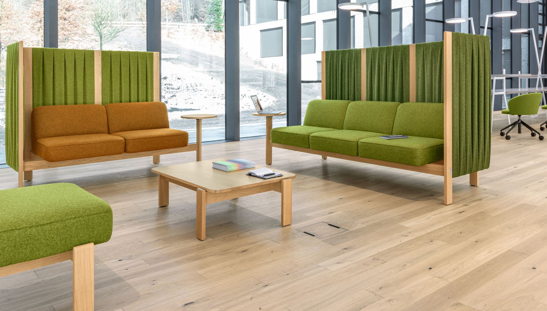 Velum Loungemöbel in grün gepolstert im Grossraumbüro