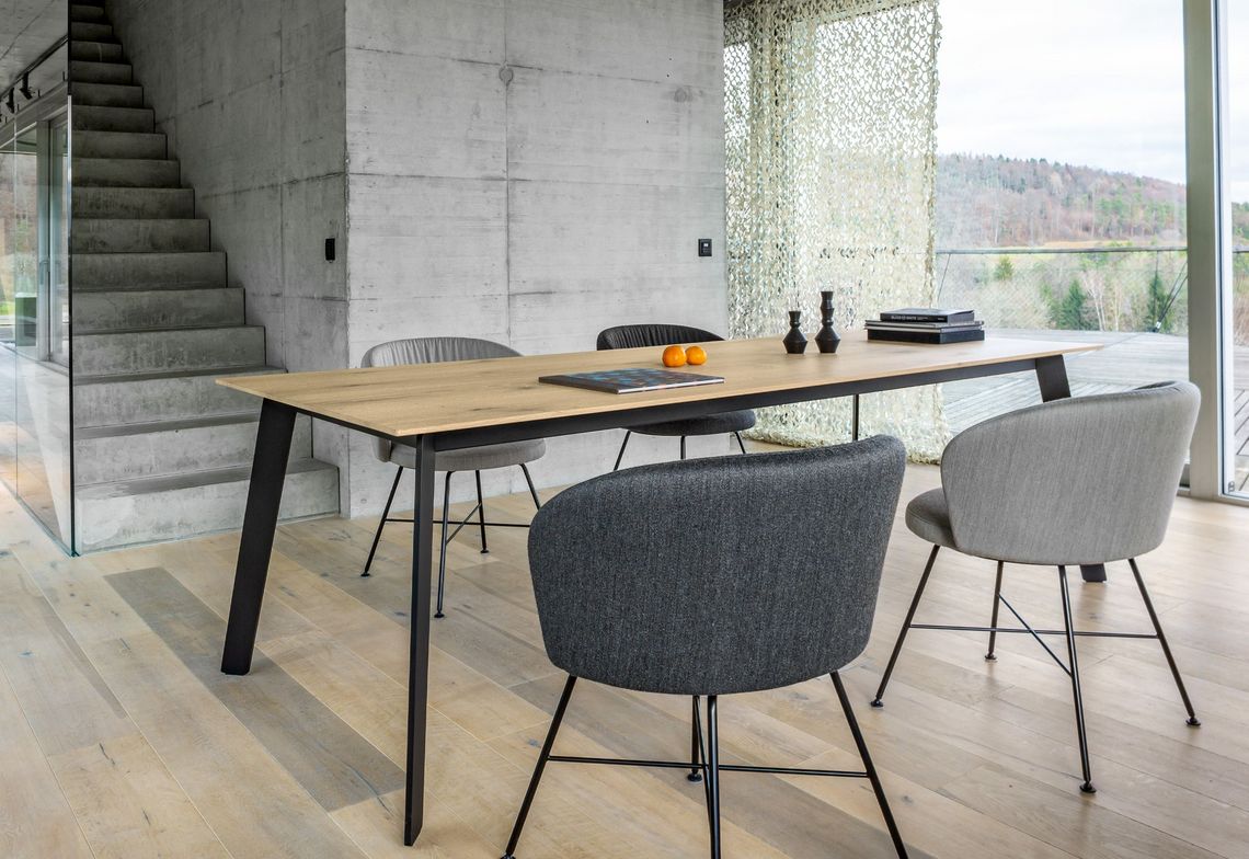 Esstischstuhl mit schwarzem Metallgestell und grauem Polster am Esstisch Massivholz Linar