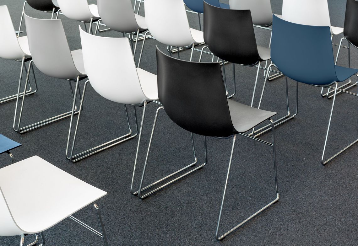 Stapelstuhl mit Kufengestell verchromt mit stahlblauer, weisser und schwarzer Kunststoffschale