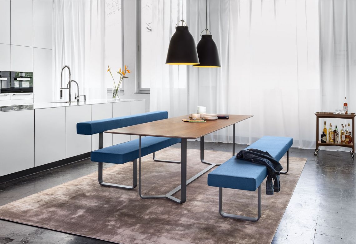 Küchenbank gepolstert, blau, mit Flachstahlgestell in der Küche