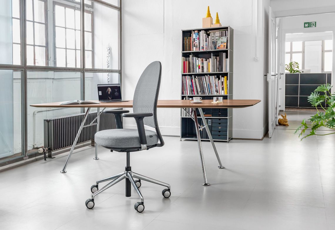 Schreibtischstuhl Marva Net grau gepolsterter Sitz am Akio Steel Massivholz Schreibtisch