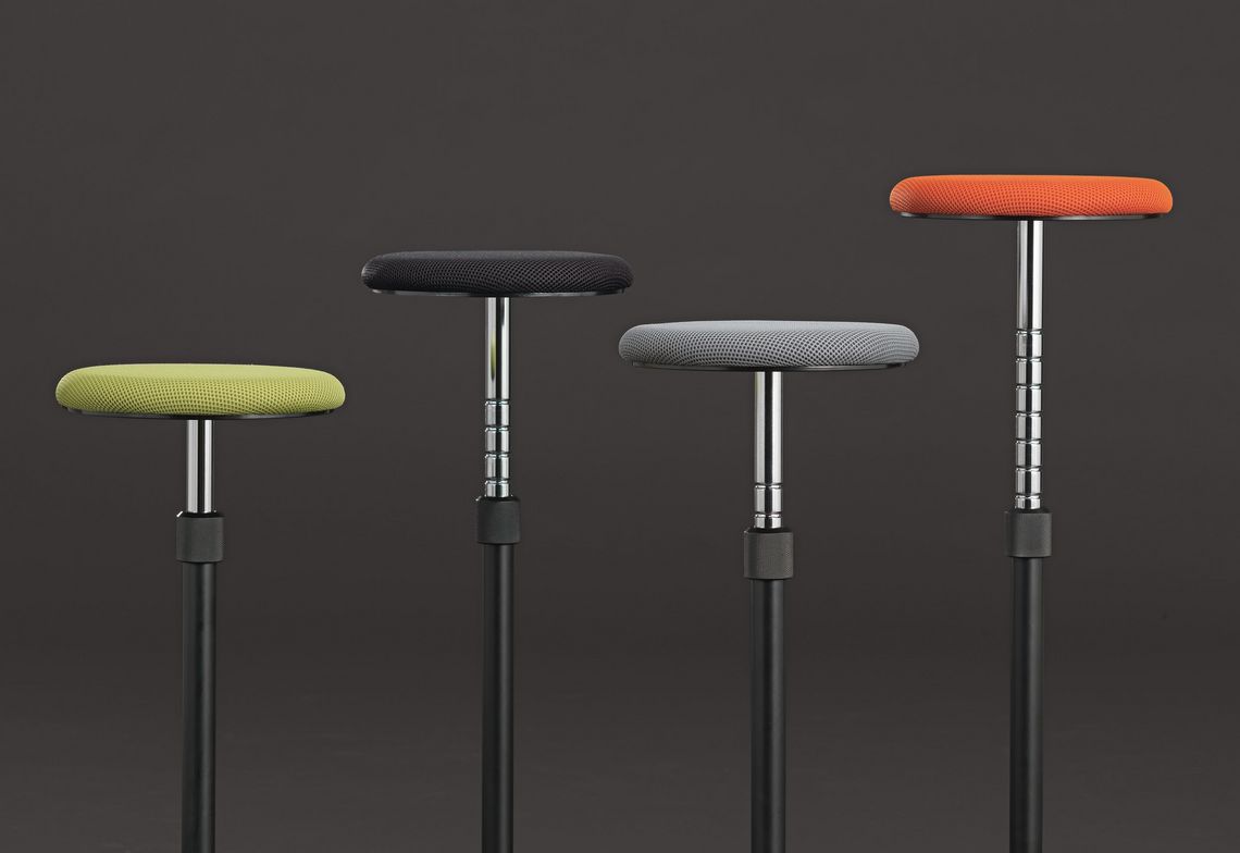 Hocker und Stehsitz mit Sitzpolster in verschiedenen Farben