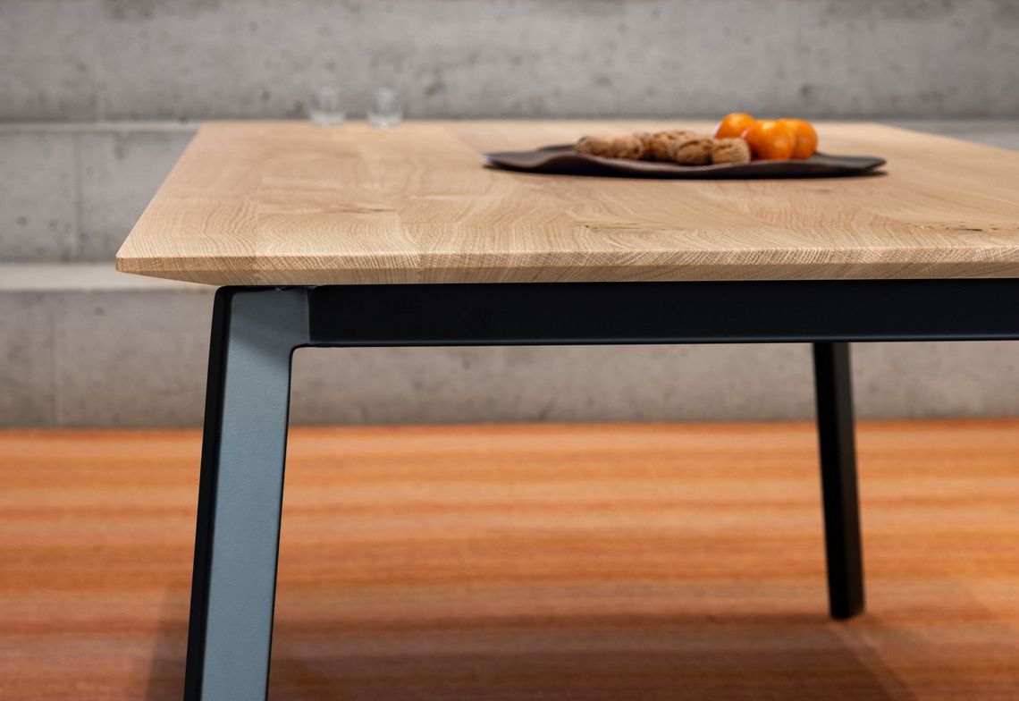 Abgeschrägte Kante von Tisch Liola