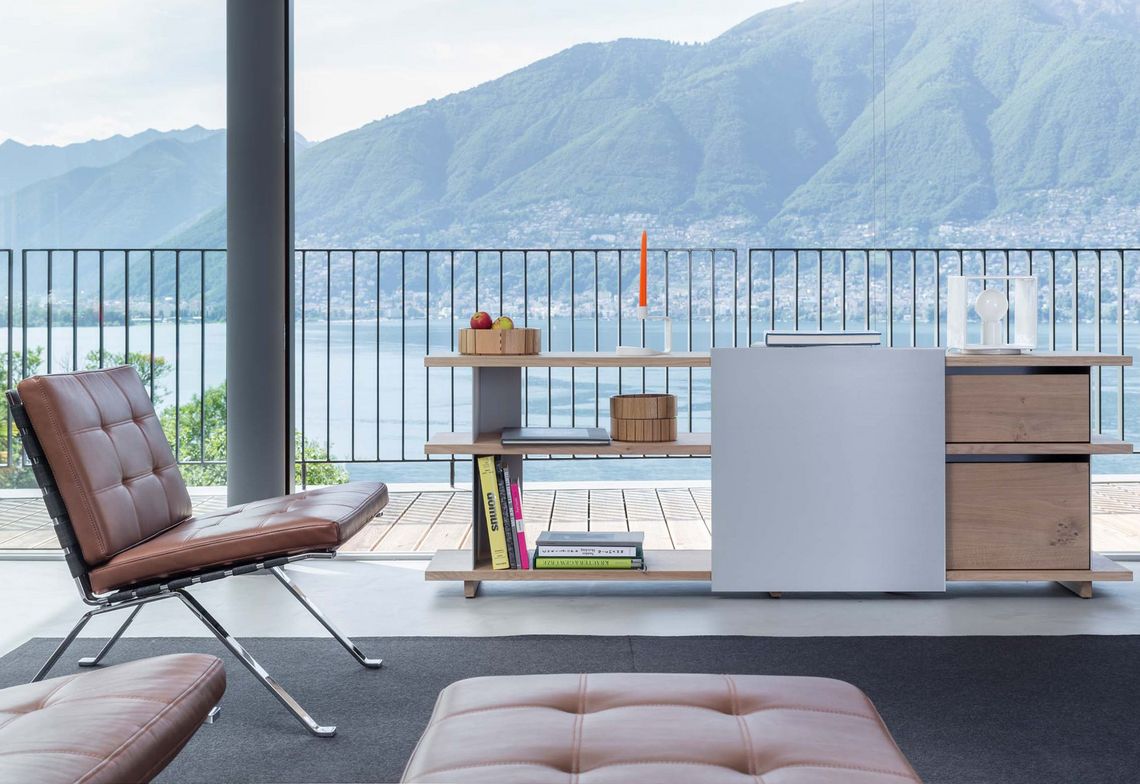 Kommode Holz im Wohnzimmer mit Loungesessel Modell 1600