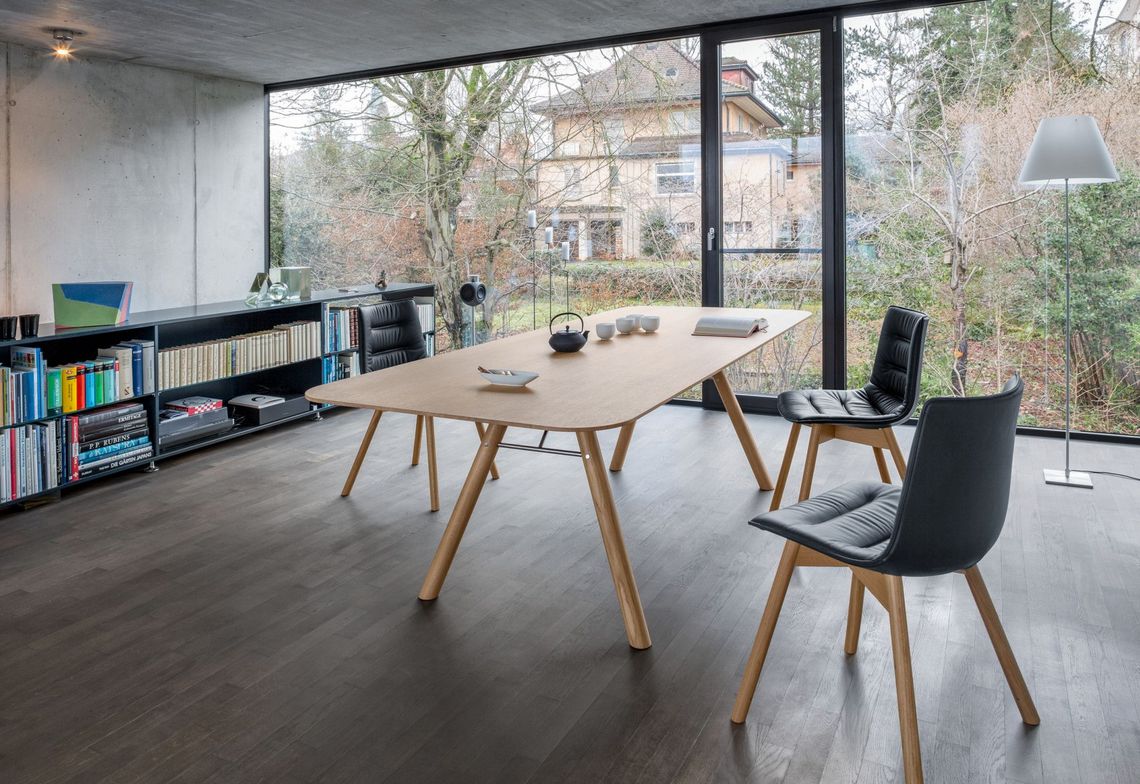 Akio Massivholztisch Eiche mit Nava Vierbeinstuhl