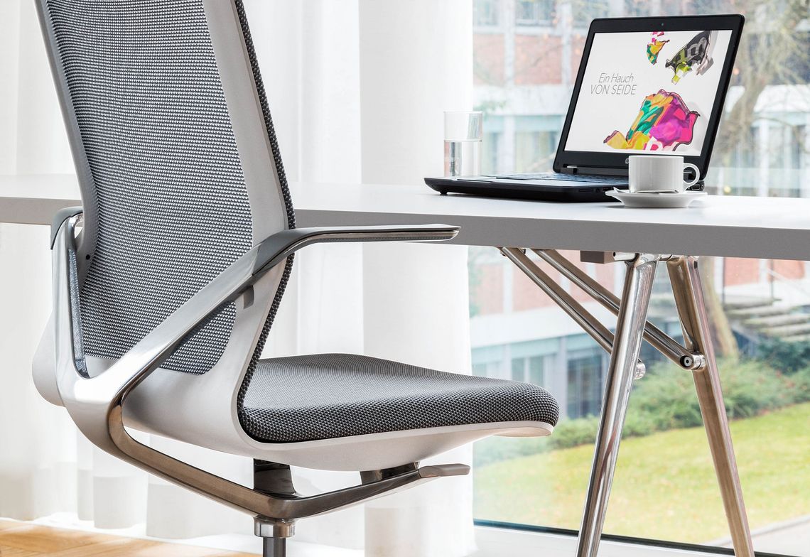 Bürostuhl Linq mit grauer Sitzschale und grauem Netzrücken