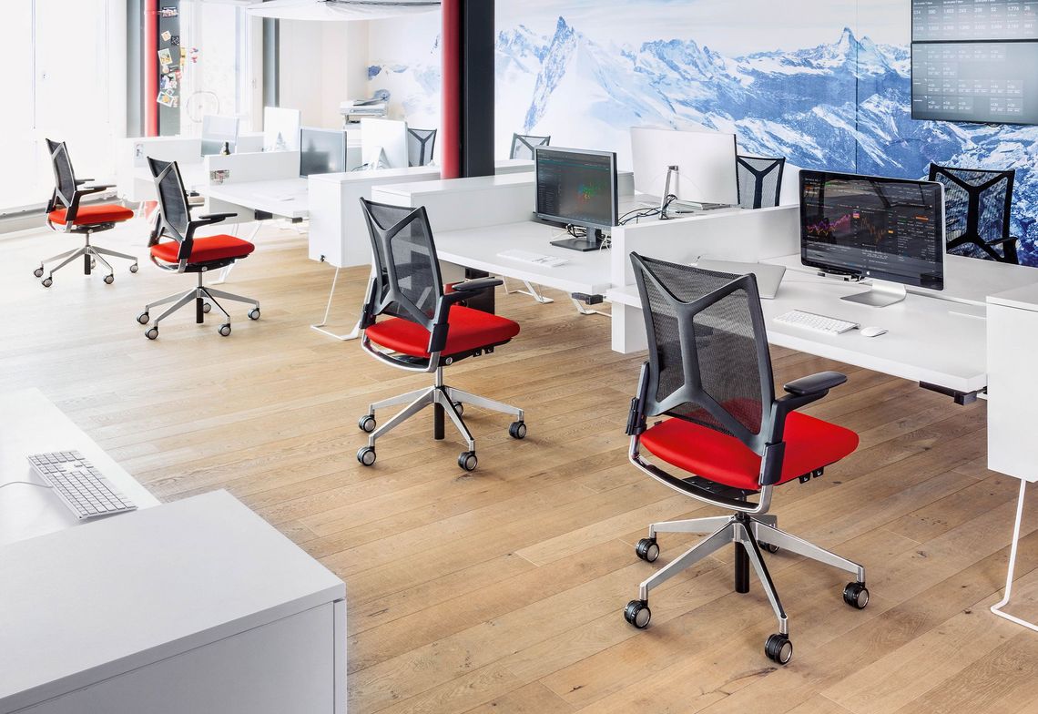 Bürostuhl Camiro mit rotem Sitzpolster im Coworking Arbeitsplatz