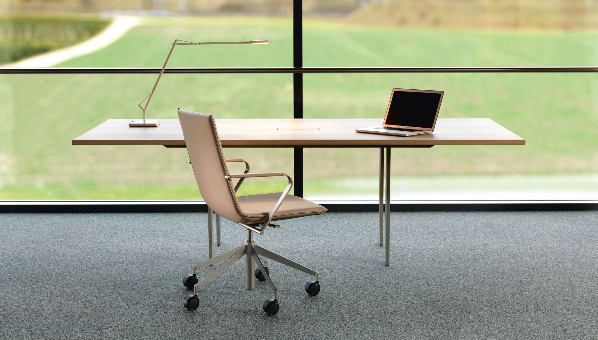 Adapt Arbeitstisch Massivholz und Jack Schreibtischstuhl