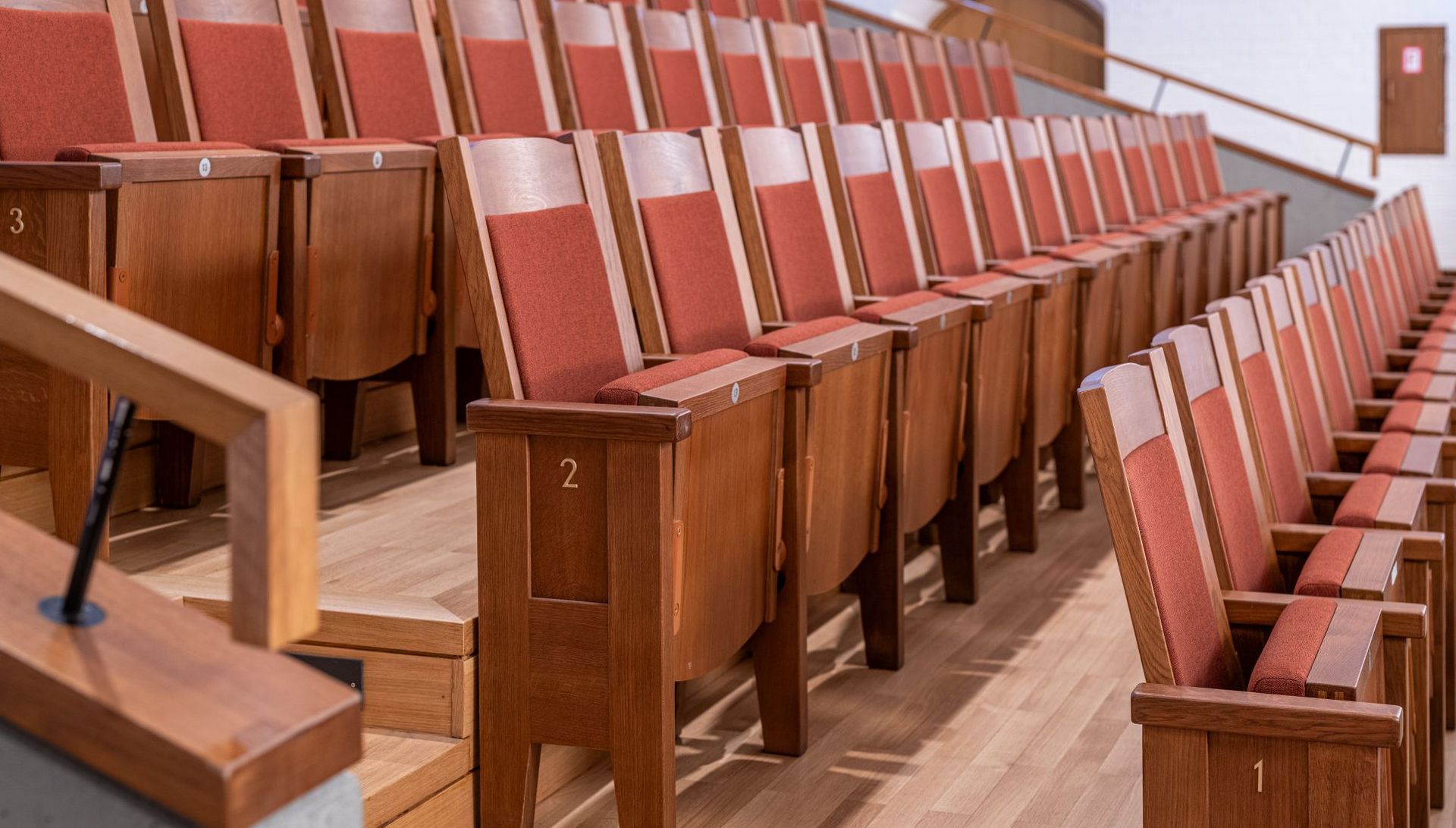 Remanufacturing: überarbeitete Klappsitze des Reitstadels, Neumarkt i.d. Oberpfalz, Deutschland