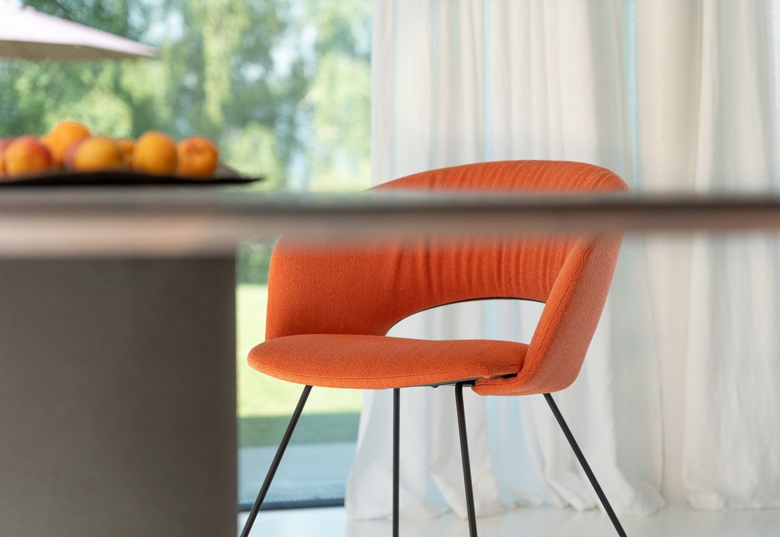 Stuhl Calina in orangefarbigem Stoff