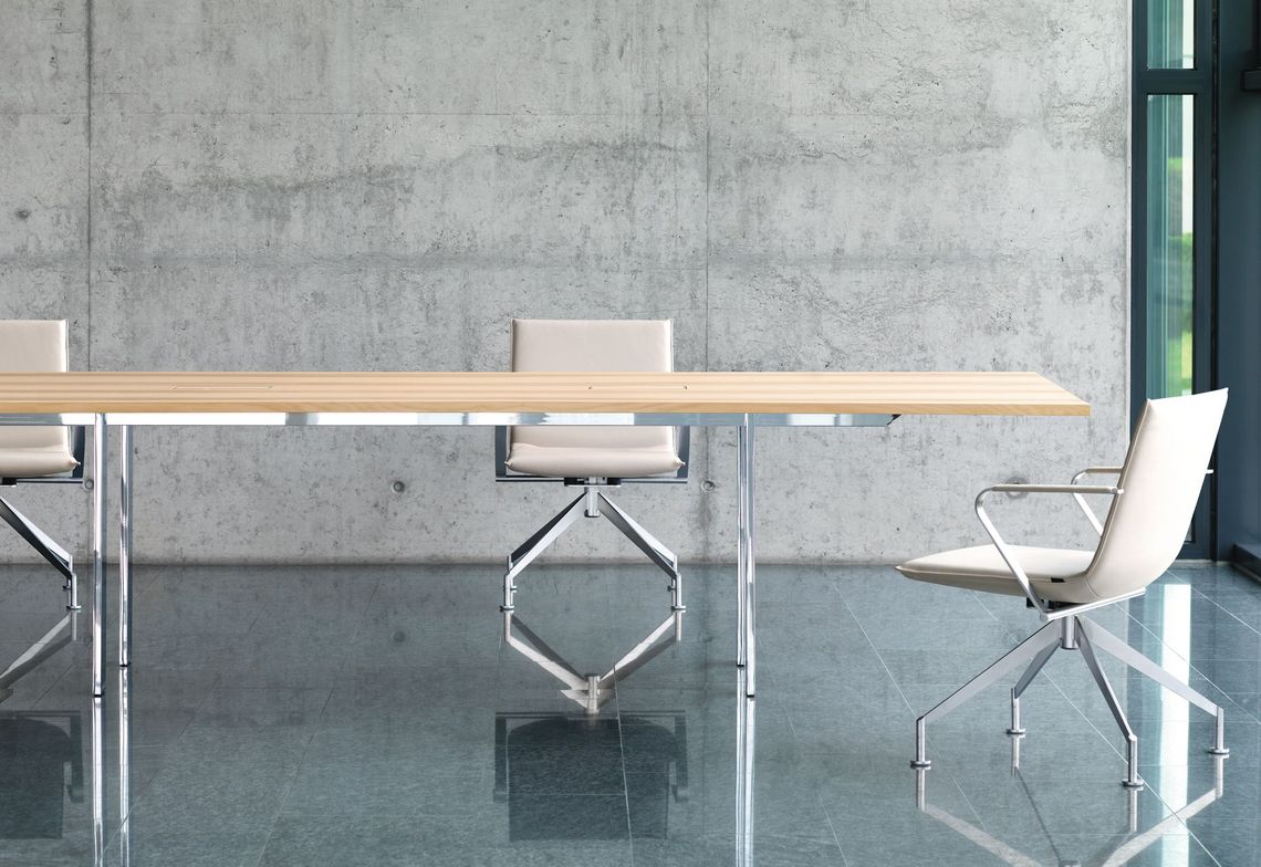 Konferenztisch mit Konferenzdrehstühlen