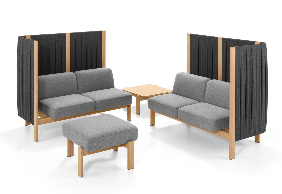Sitzgruppe Büro mit zwei Zweisitzern, einem Hocker gepolstert in grau und einem Beistelltisch in Eiche