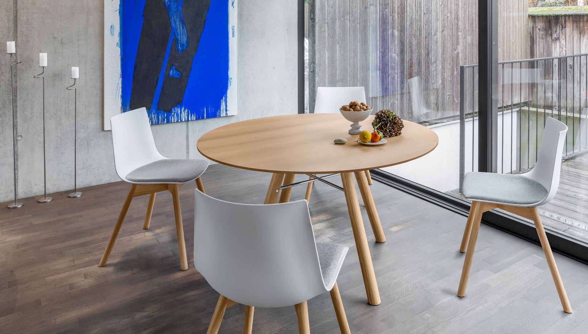 Runder Akio Massivholztisch mit Nava Vierbeinstuhl in Holz und Sitzkissen