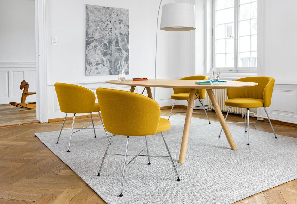 Esszimmerstuhl gelb gepolstert, Gestell Metall, am Esstisch Akio