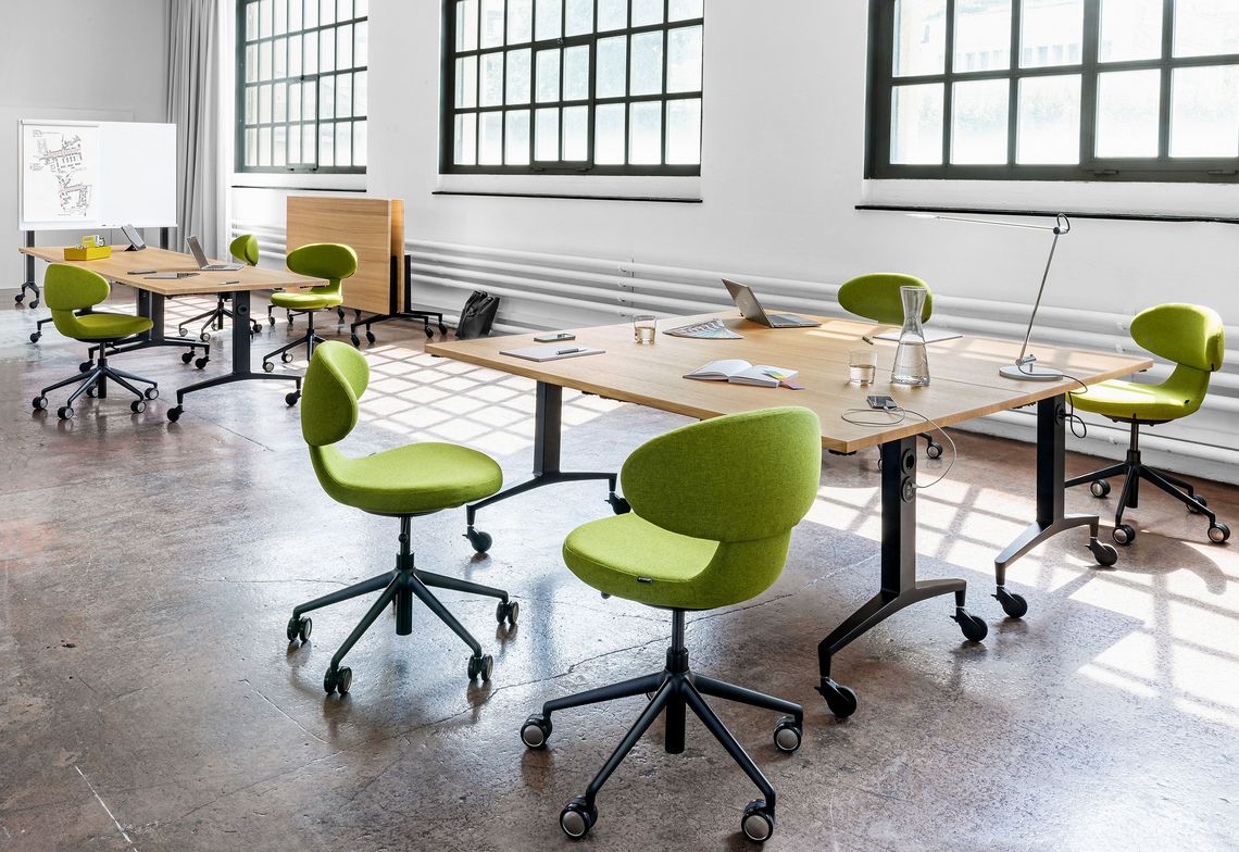 Zwei Projektarbeitsplätze mit Konferenztisch Klapptisch Alteo und Bürostuhl Simplex 3D sowie dem Alteo Whiteboard