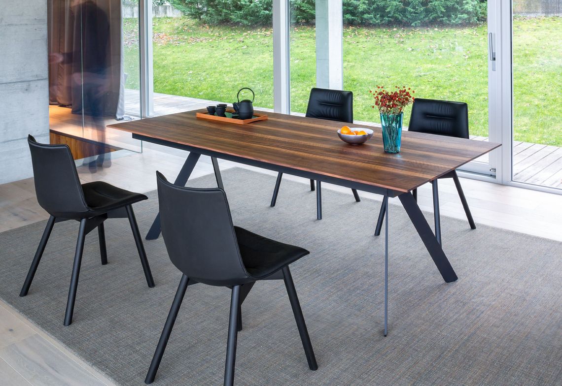 Esszimmerstuhl Schale schwarz gepolstert und Gestell schwarz gebeizt, am Esstisch Massivholz Barra