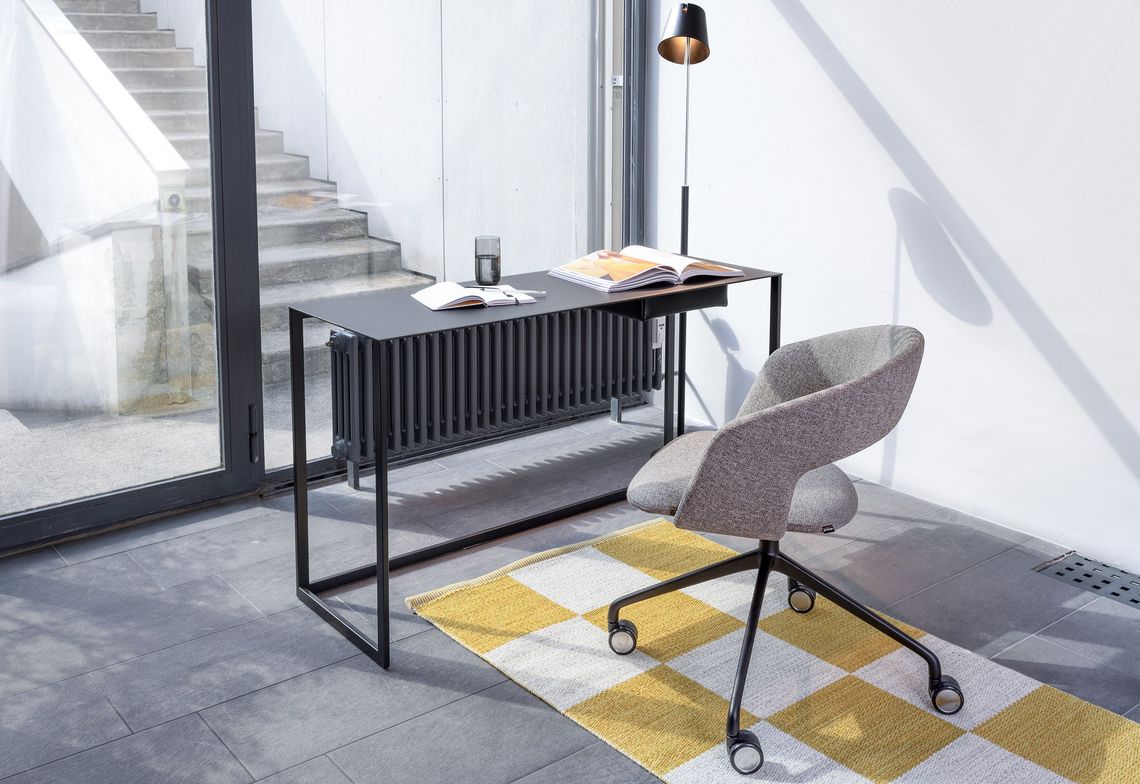 Grau bezogener Konferenzstuhl Calina in der Standardausführung mit schwarzem 4-Sternfuss und Rollen im Homeoffice