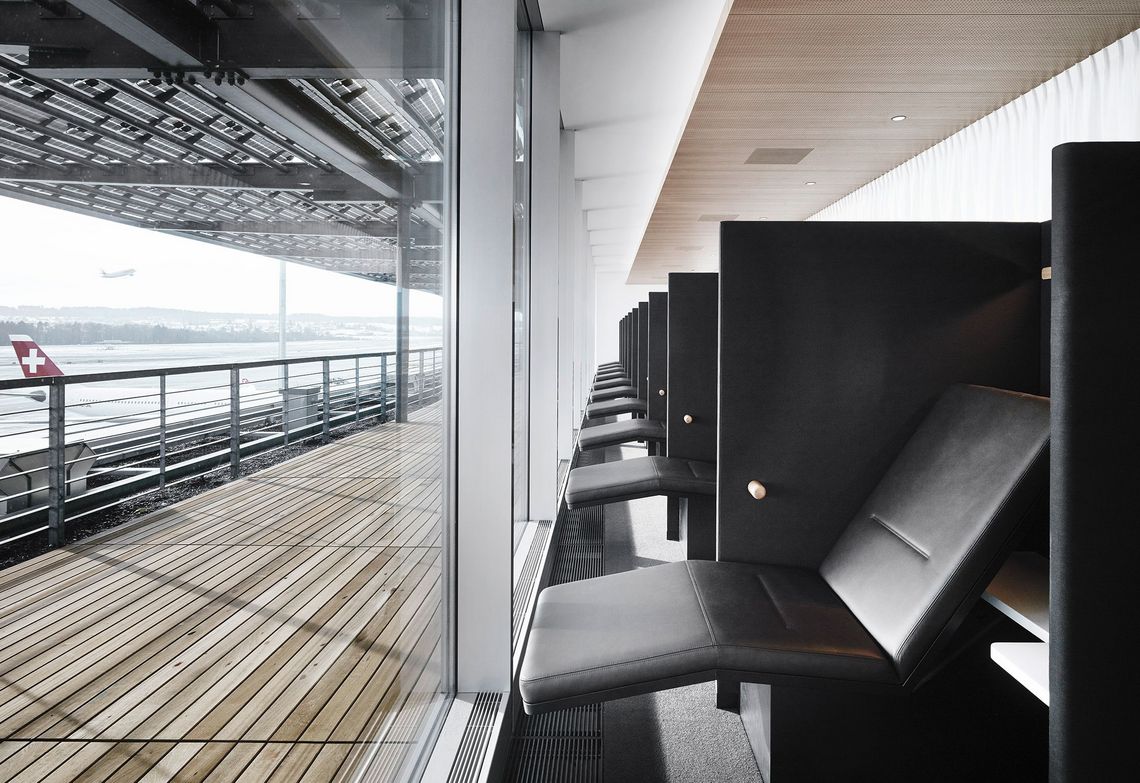 Sitzbänke und Ruheliegen für die Swiss Lounges, Dock E, am Zürcher Flughafen
