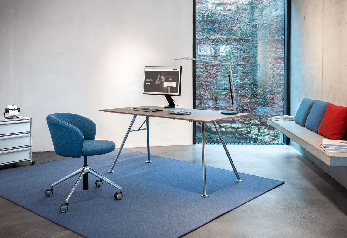 Schreibtisch Massivholz am Arbeitsplatz im Home Office mit Drehstuhl Biala blau gepolstert