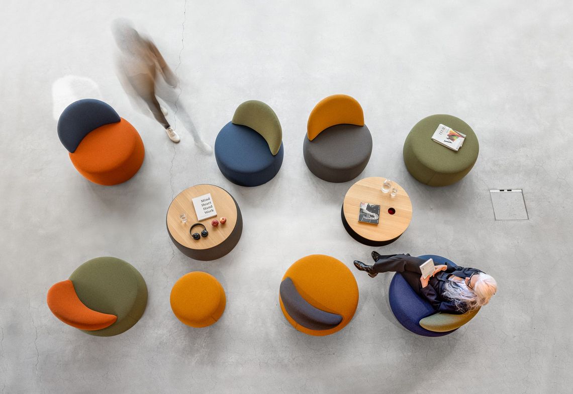 Poufs mit Rückenlehne in verschiedenen Grössen und Farben sowie mit Tischplatte in Massivholz