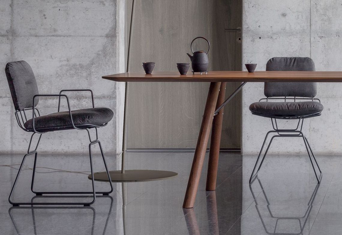 Arbeitstisch Massivholz Nussbaum in der Empfangshalle