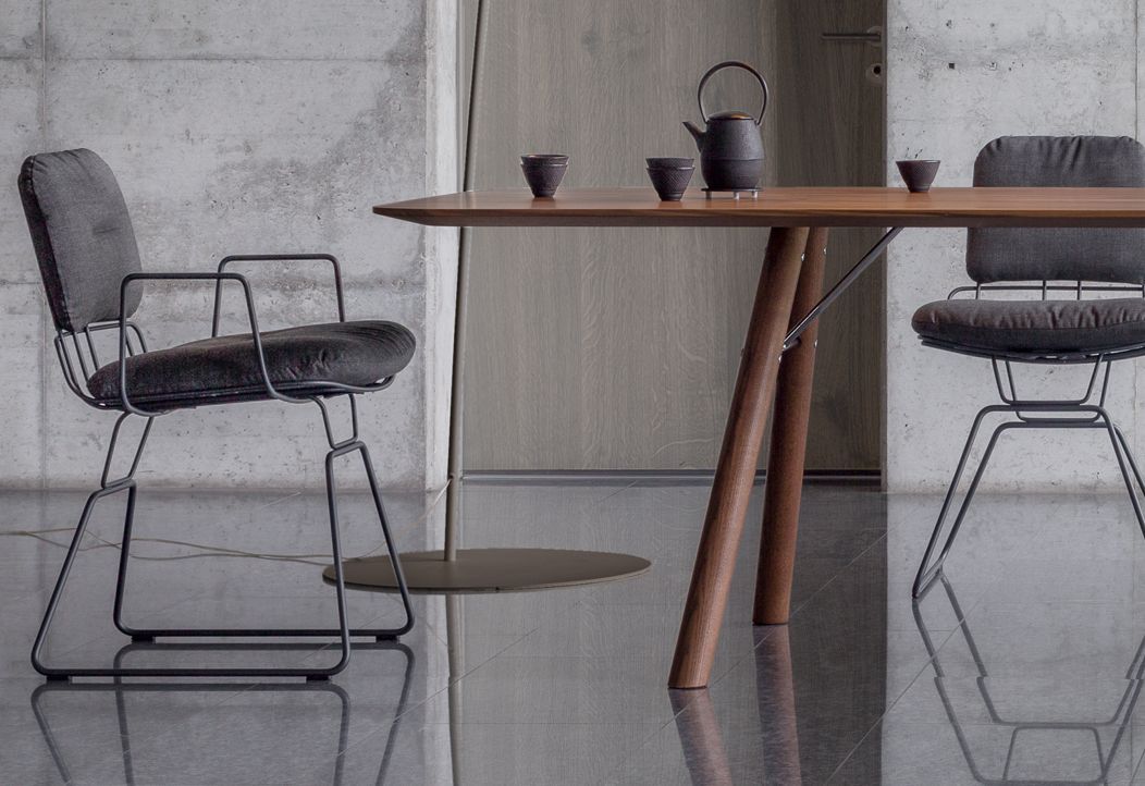 Arbeitstisch Massivholz Nussbaum in der Empfangshalle mit Alambre Drahtstühlen