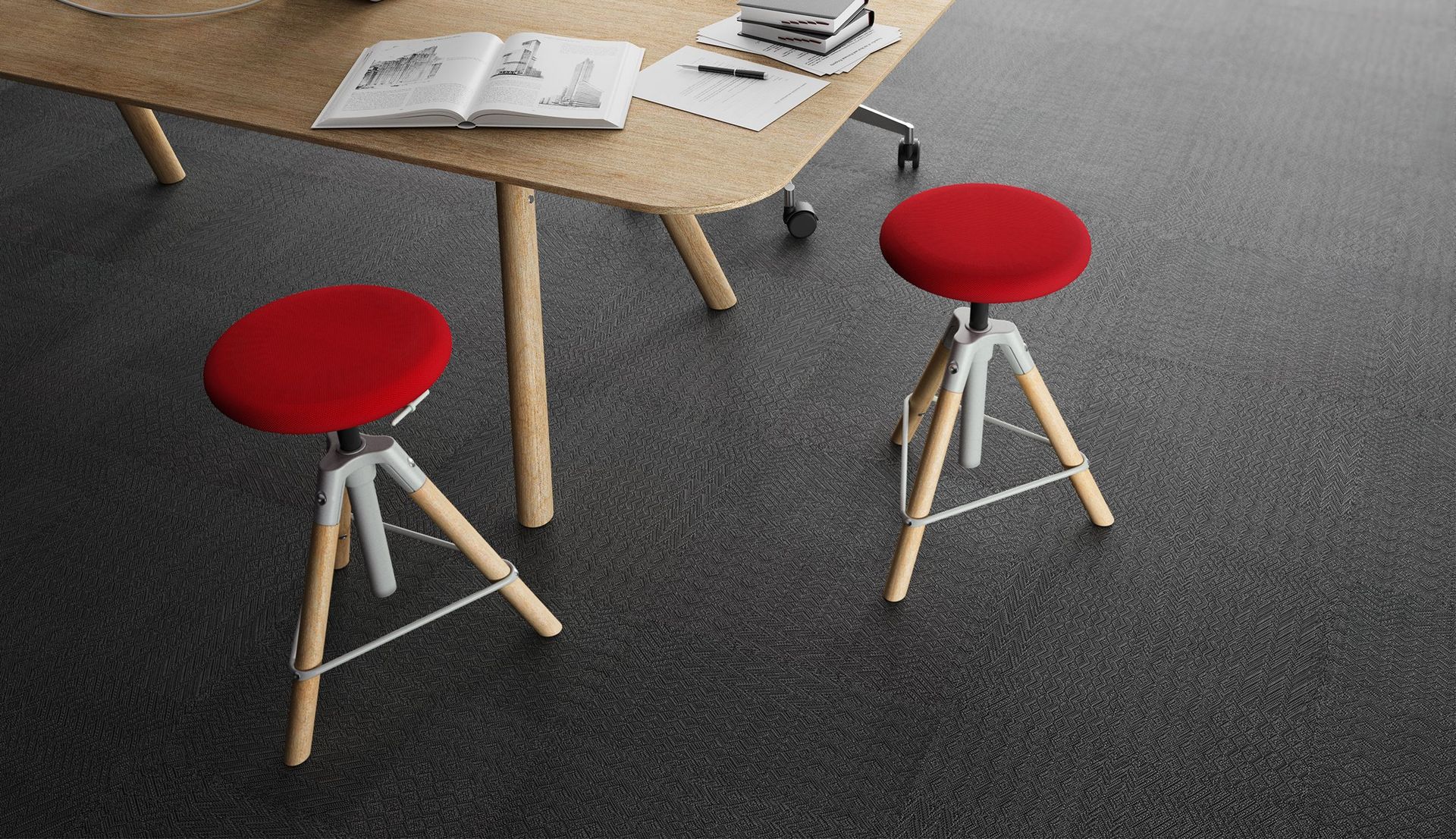 Holz Hocker Modell 111 Sitz rot gepolstert am Akio Massivholz Besprechungstisch