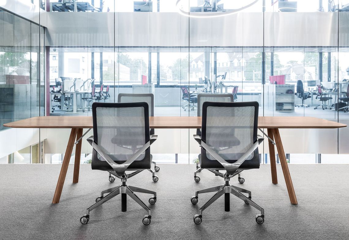 Schreibtisch Massivholz mit Konferenzdrehstuhl im Büro