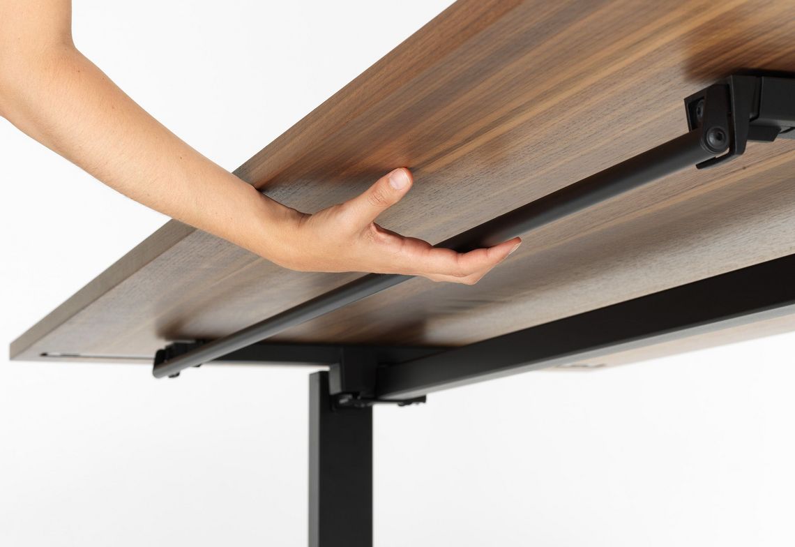 Person klappt den Tisch ein