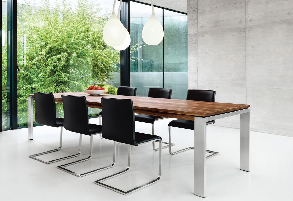 Holztisch ausziehbar mit Füssen in Chromnickelstahl und Esstischstühlen mit Leder gepolstert