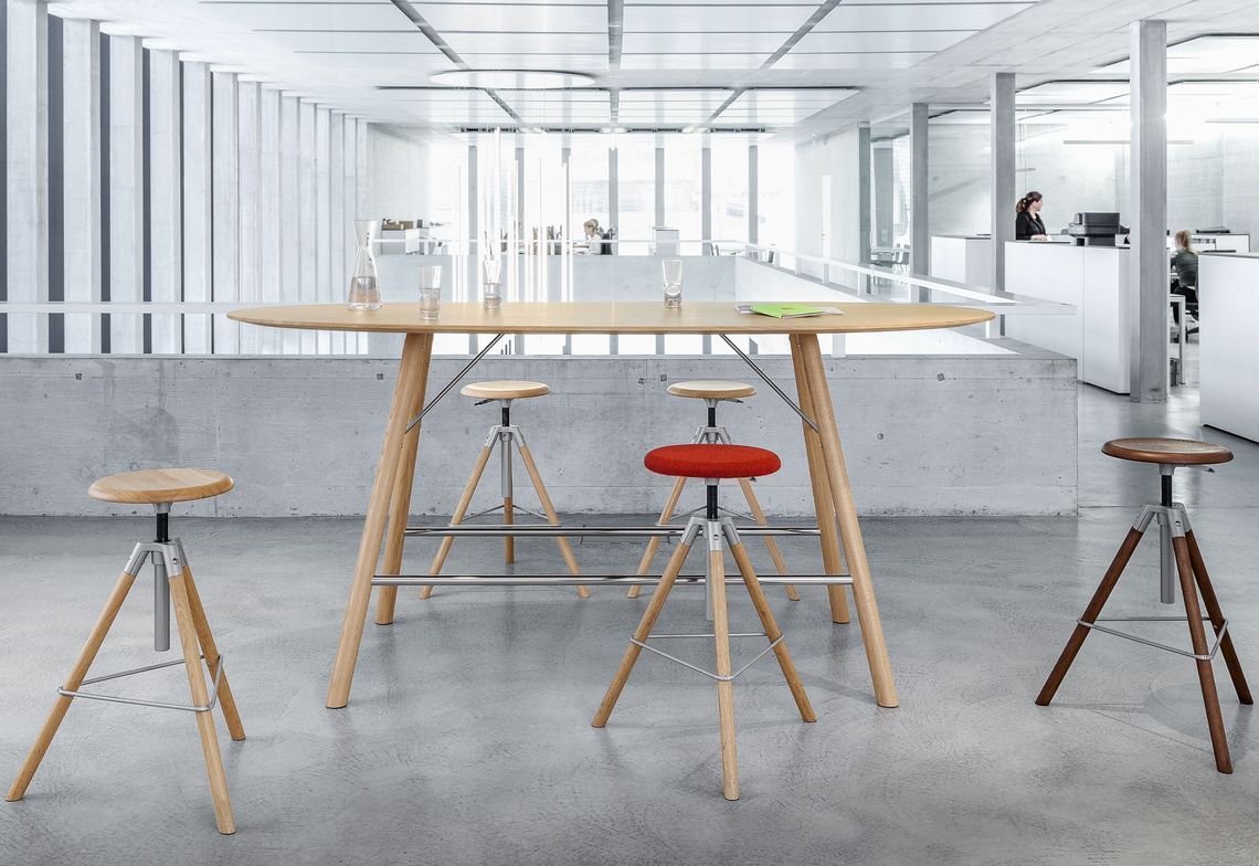 Atelierhocker Hochstuhl Holz Modell 112 am Konferentisch Akio high 