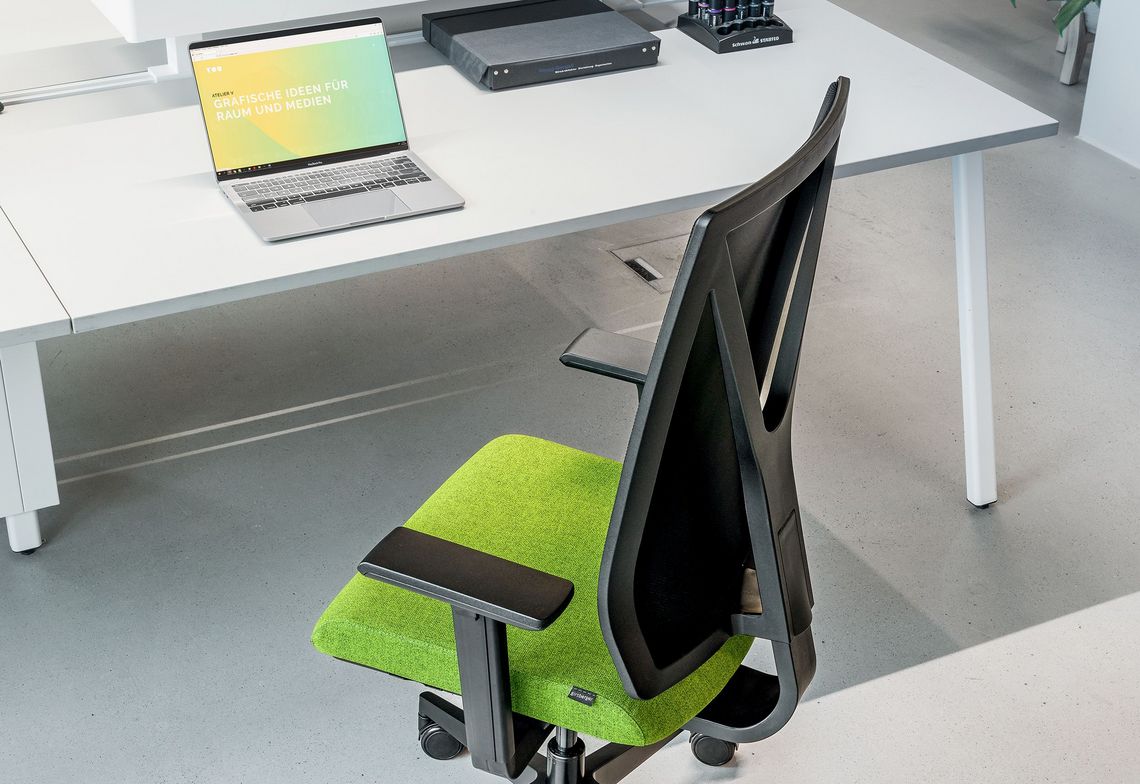 Yanos Flex aan het bureau op kantoor