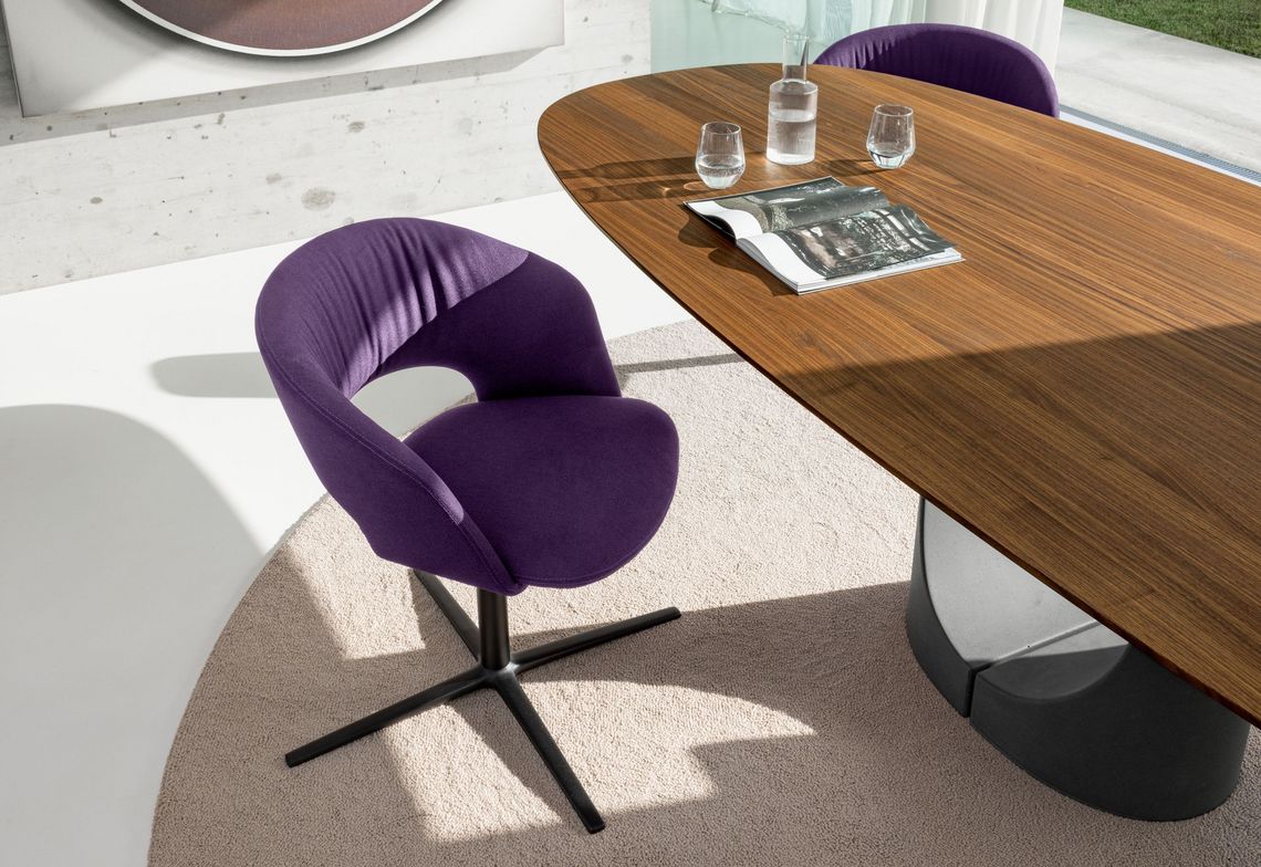 Chair Calina with 4-prong base flat in black 