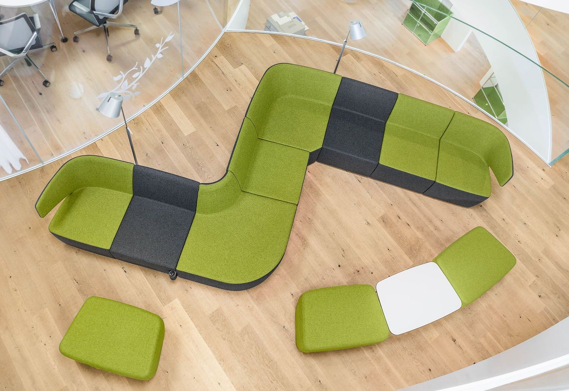 Loungesofa modular aufgebaut mit Sitzpouf, Ansicht von oben