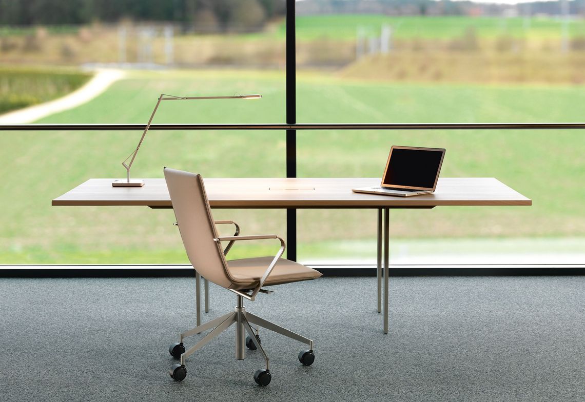 Konferenztisch Massivholz mit Bürostuhl beige gepolstert